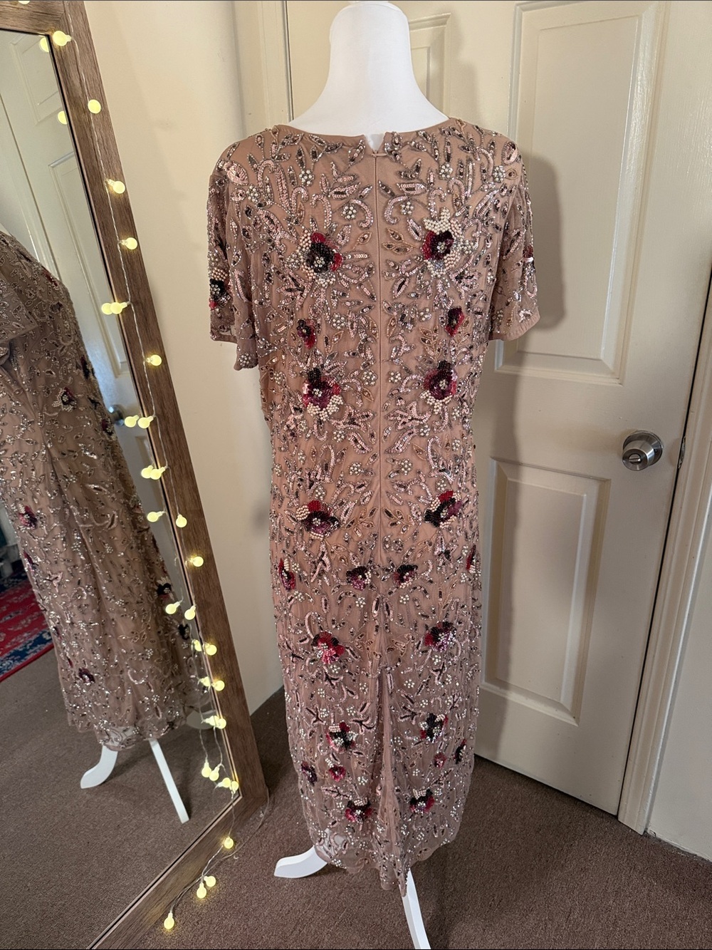 MAC DUGGAL
Beige Floral Embellished Short Sleeve Midi Dress - Picture 11 of 16